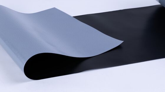 Hochfeste kreuzlaminierte PE-Folie 60F Blasformen Schneiden für modifizierte Bitumen selbstklebende flache Dachabdichtungsbahn